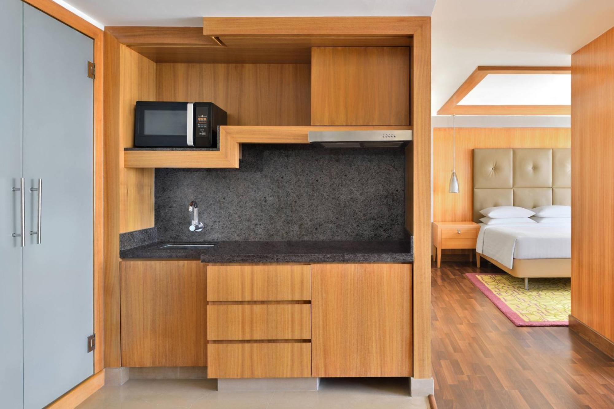 Courtyard By Marriott होटल 4*